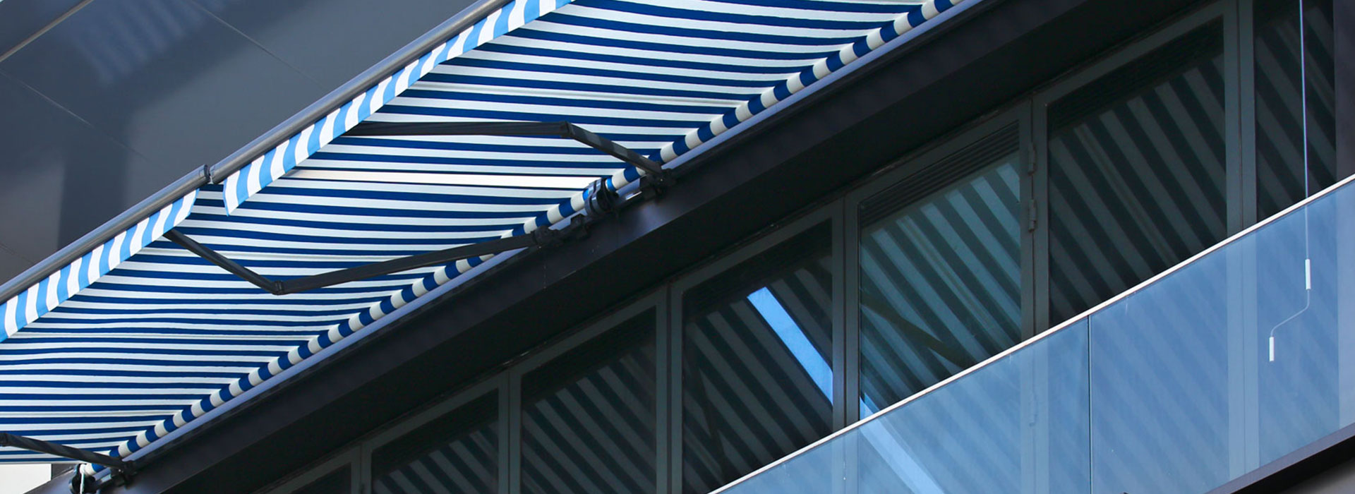 Retractable Awning with Striped Blue & White Fabric Shading a Restaurant in Dubai Festival City
